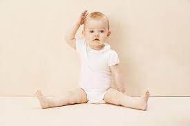 Jeunes enfants qui explorent et apprennent ensemble lors d'une activité